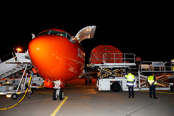 TNT-inaugurates-Boeing-737-service-to-Hanover-Germany_Loading-operations_1